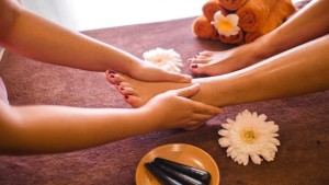 liệu trình massage chân cho spa